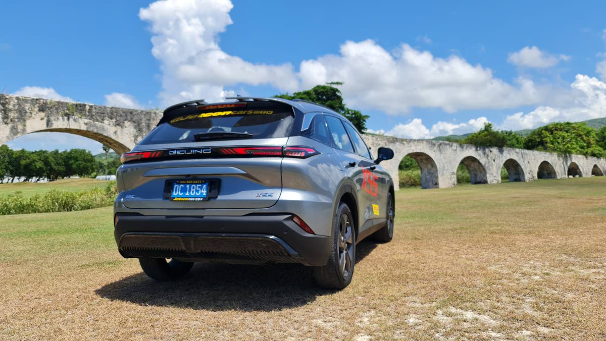 A split spoiler completes the stylish look of the X55 from the back.