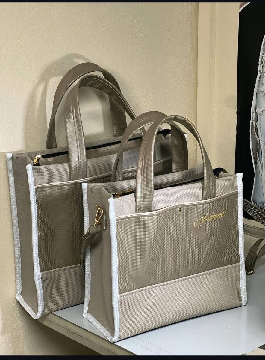 If you are a tote lover, then you can have your heart’s desire with this stunning big and mini set.