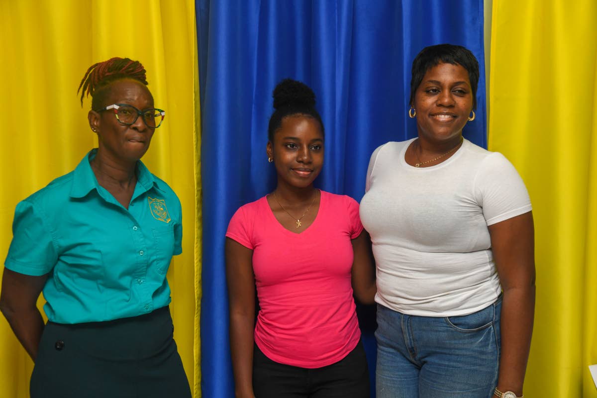 Teacher Juliet Ellis (left) with former student Tonielia Rowe and her mother. Toniecia Pollock.