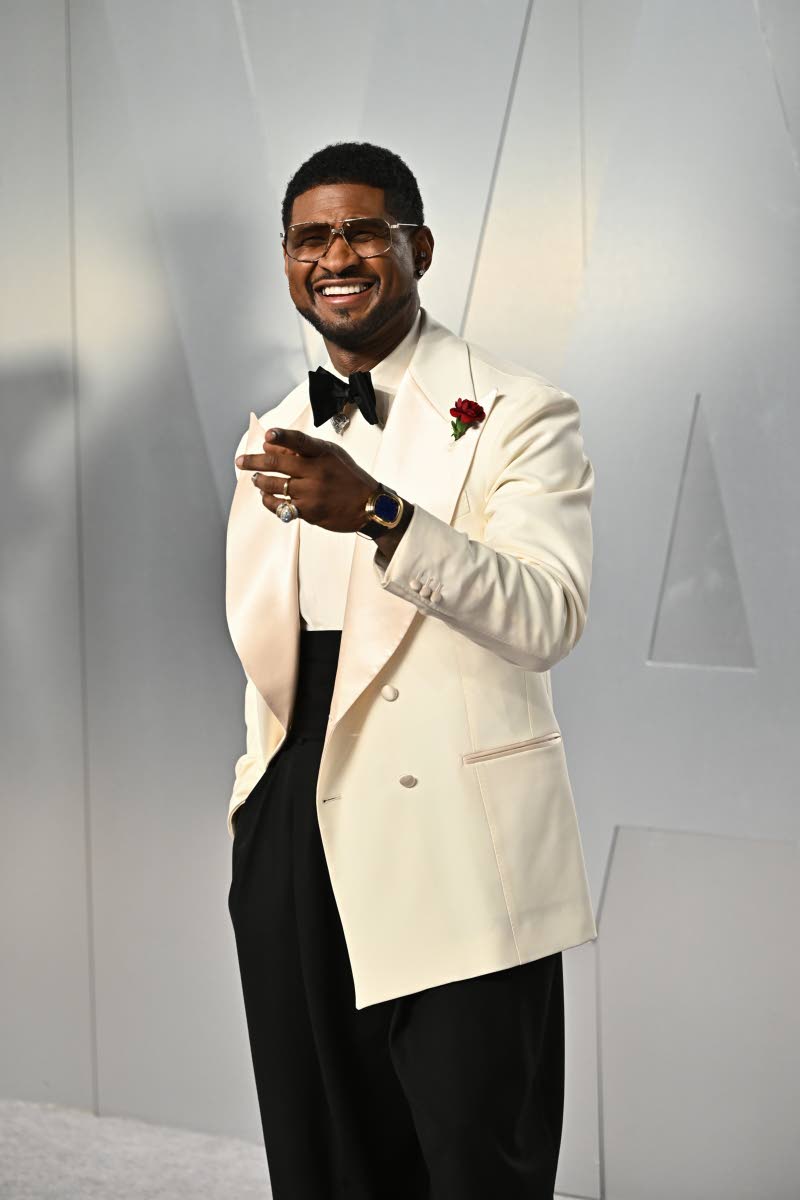 R&B superstar Usher was spotted on the red carpet of the Vanity Fair Oscar afterparty.