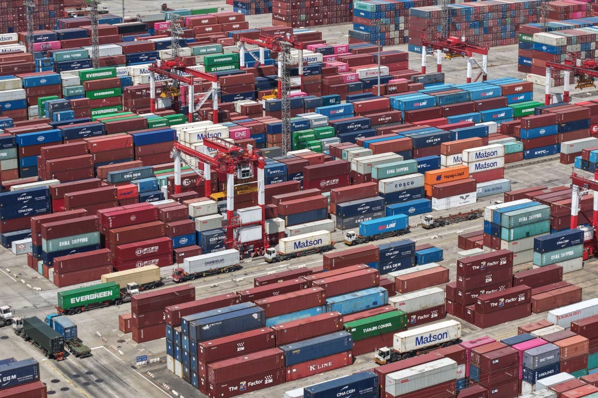 East Asia was the main engine of growth in trade in goods, including in South-South trade.