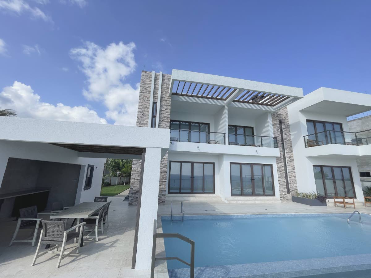Perched at the edge of a precipice, this sensational house overlooks a deserted beachfront.