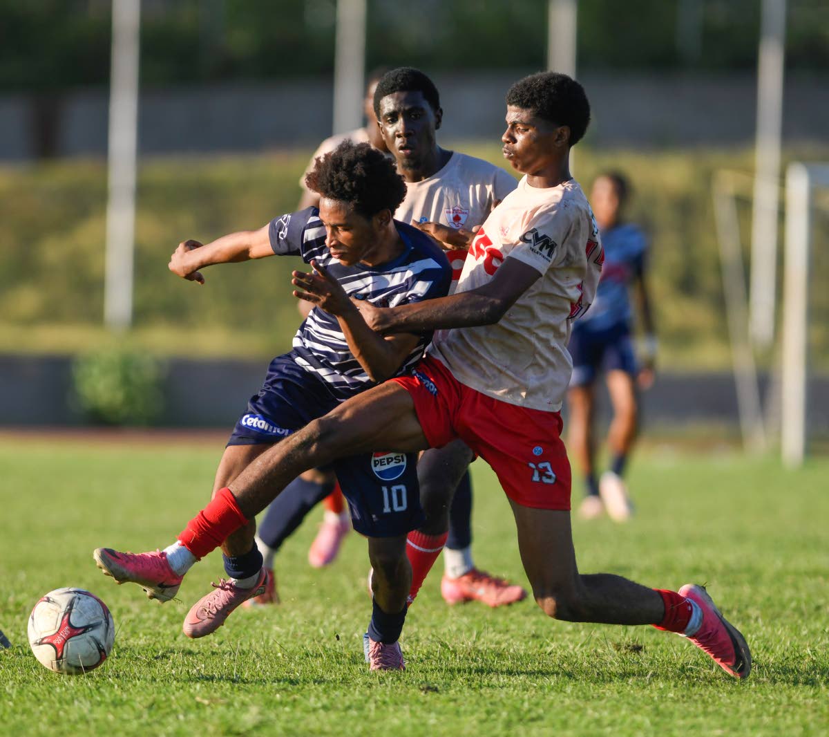 File
Jamaica College’s Jamone Lyle (left) tries to escape the attentions of Mona High School’s Sean Leighton during a Walker Cup semi-final match at Stadium East for which he was later deemed ineligible.