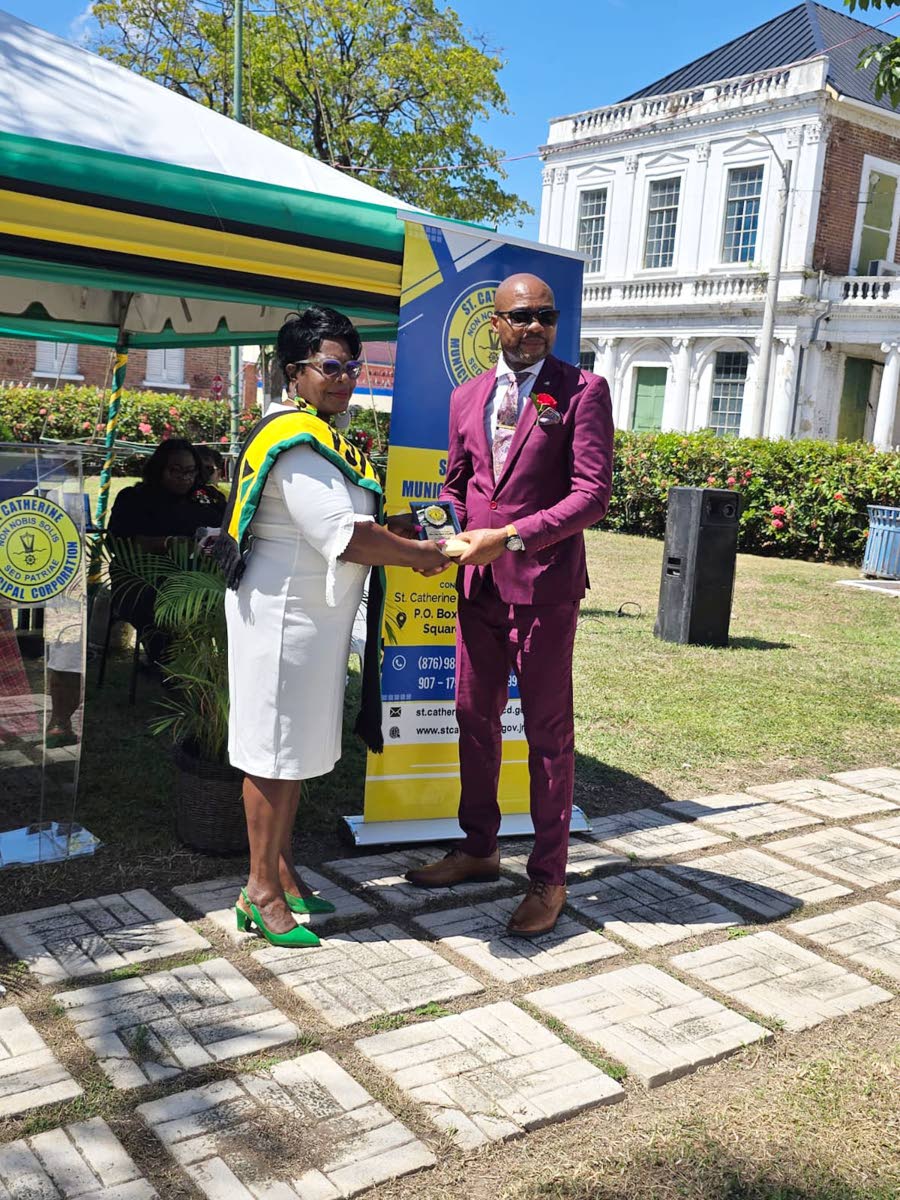 Councillor Theresa Turner Flynn presents an award to Collington Powell.