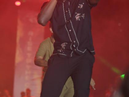 Romain Virgo pays tribute to Sizzla with a stirring rendition of ‘Holding Firm’ during the Rise To The Occasion concert.