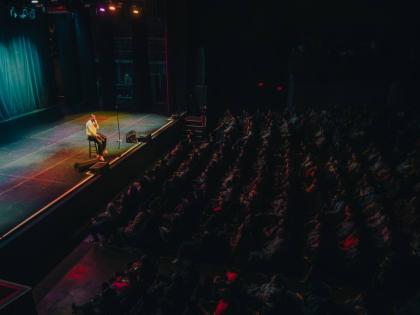 Keeping his Jamaican identity at the heart of his comedy, Elliott Jr shares his immigrant experience with international audiences.