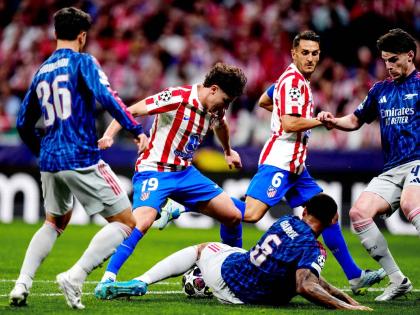 Atletico Madrid’s Julian Alvarez (centre) is blocked during a Champions League semi-final, first leg match against Arsenal in Madrid, Spain, yesterday.