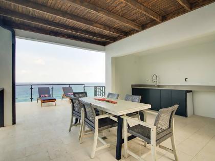 The wet bar pavilion is perfect for entertaining. 