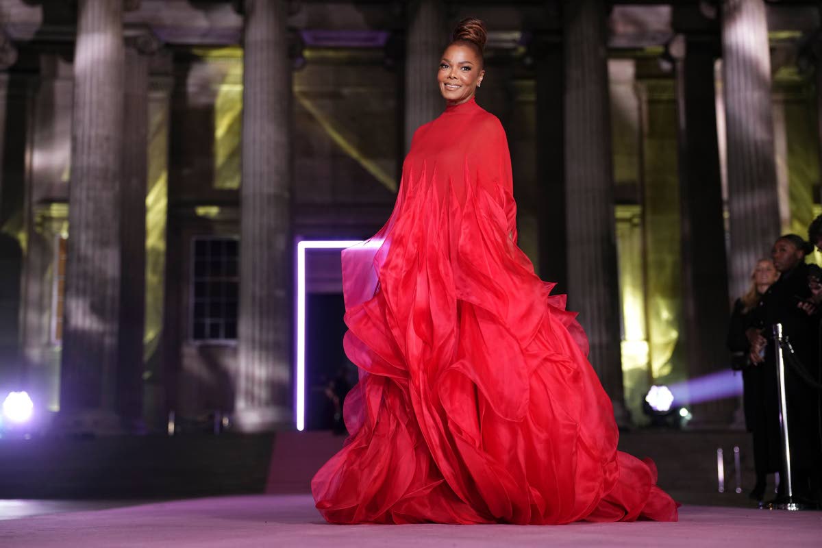 Janet Jackson poses for photographers in Stephane Rolland.