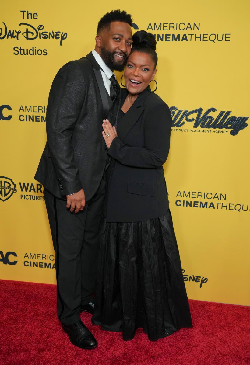 Yvette Nicole Brown gets cosy with her husband Anthony Davis at the 39th American Cinematheque Award ceremony on Thursday.