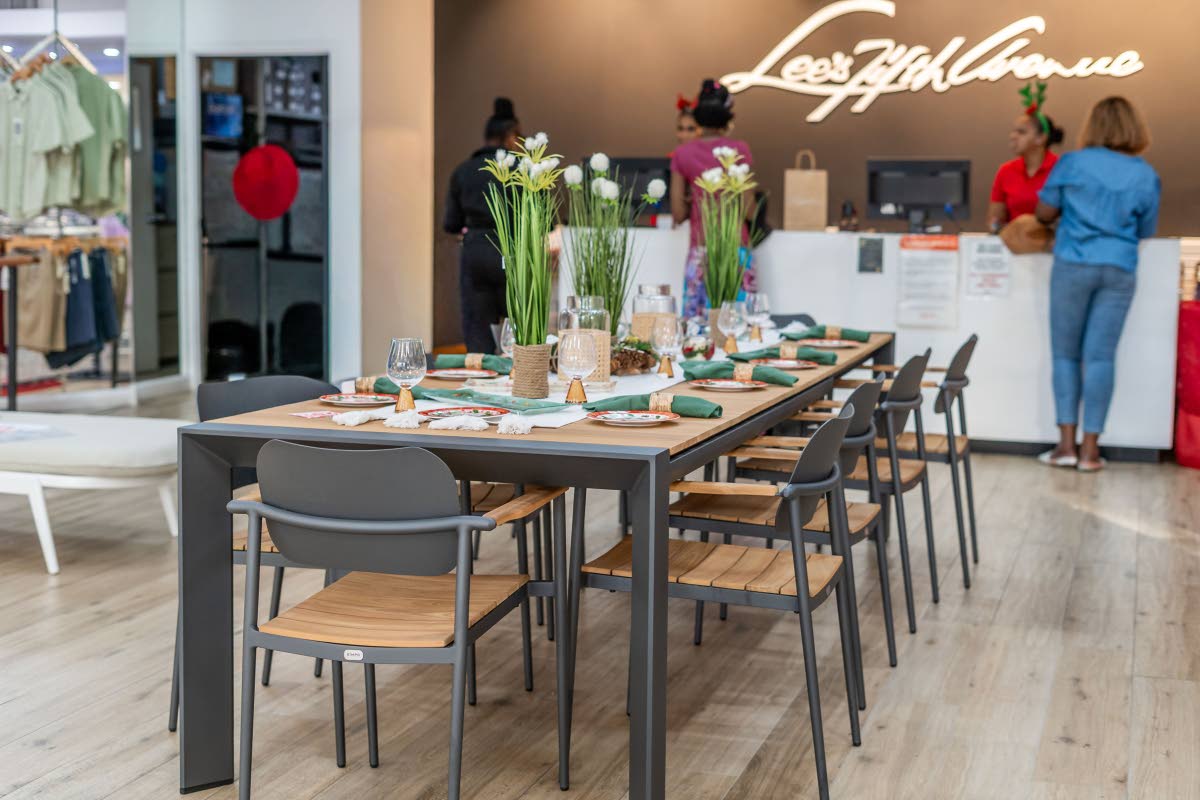 The Noa extendable dinner set, arranged for Christmas dinner. 