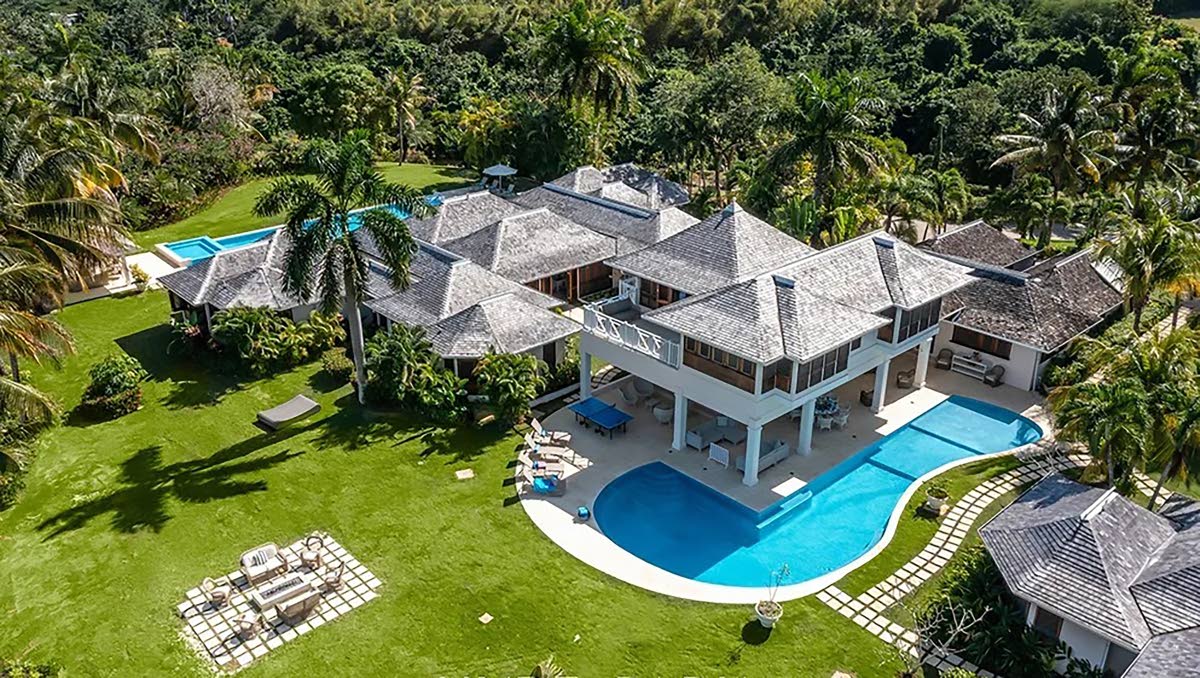 
An ultra luxurious dream house on its hilltop plateau, photographed before the passing of Hurricane Melissa, which spared the impressive property.