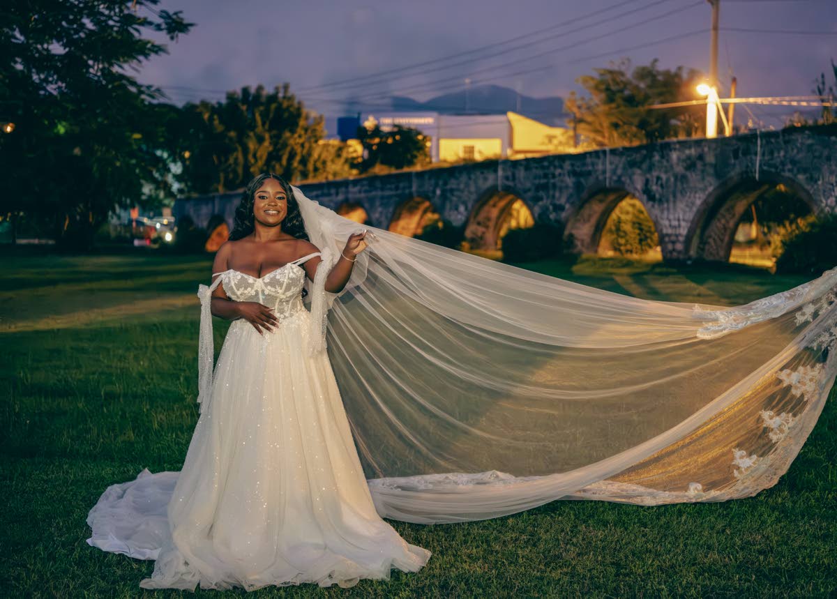 Rushelle Thompson captivated her attentive guests and took her groom’s breath away in this stunning dress from Bliss Bridal.
