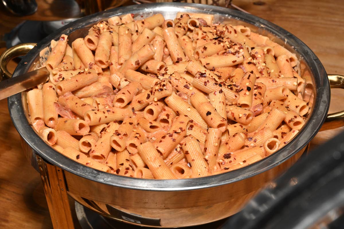 À la vodka pasta is coated in a tomato-based vodka sauce, achieving a smooth, cohesive texture. The sauce offers acidity, creaminess, and gentle warmth without overpowering the dish.