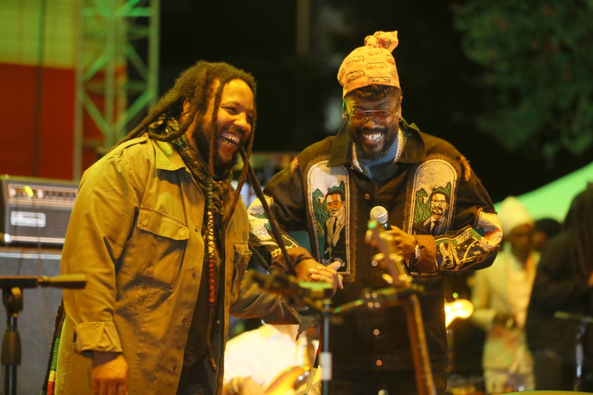 It’s all smiles as Beenie Man (right) joins Stephen Marley on stage.