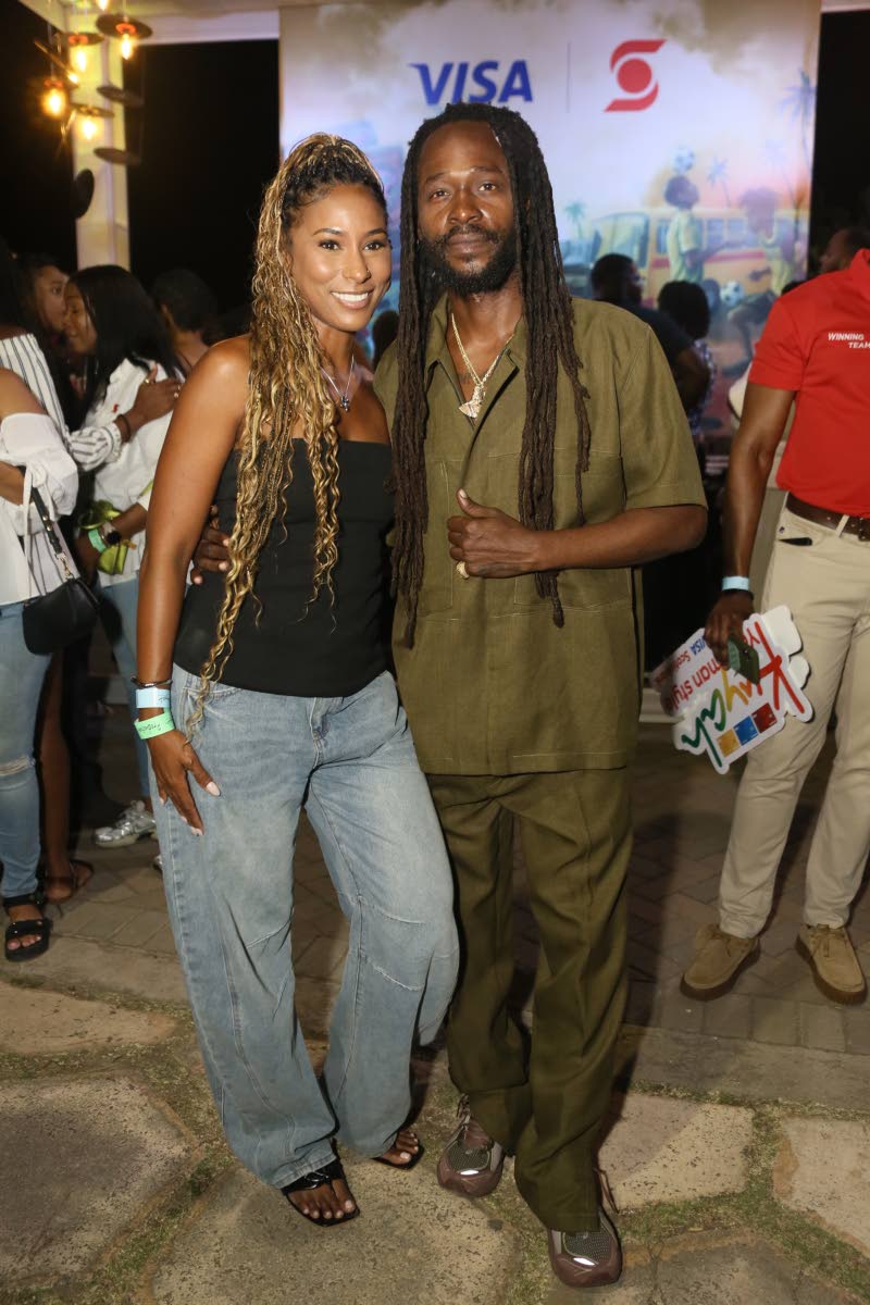 Moments before his acoustic set, Jesse Royal and his spouse, Kandi King, pause for quick snap.