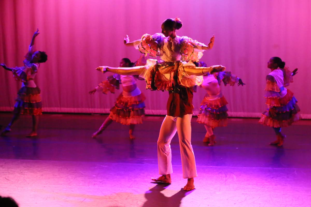 The Kareen McLean ‘Eccentric’ (2018) is performed with music by René Aubrey. 