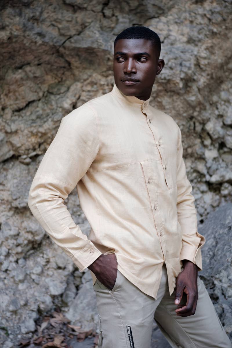 Howell pays homage to the surroundings of Bog Walk 
Gorge with this warm sand 
linen-tailored 
long-sleeve shirt. 