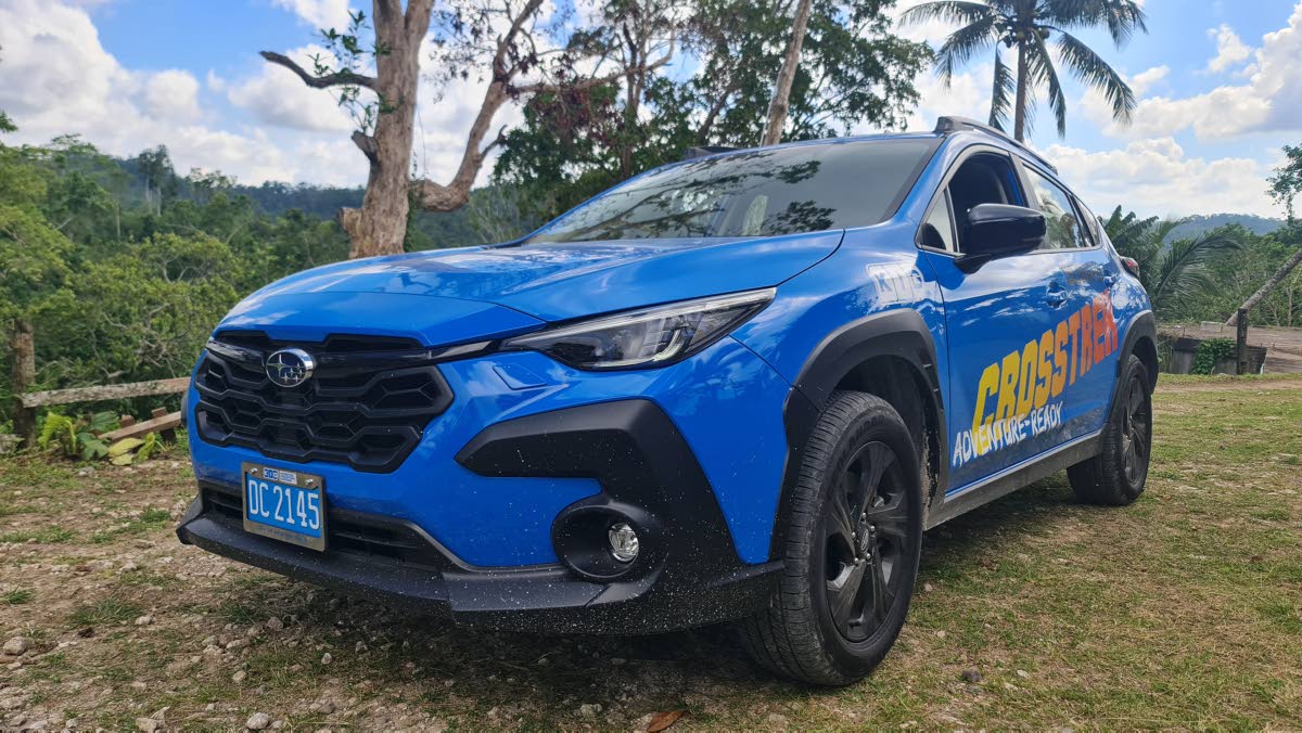 Up front, the revised hexagonal grille and narrowed LED headlamps create a more technical and assertive expression that modernises the vehicle’s signature rugged identity.