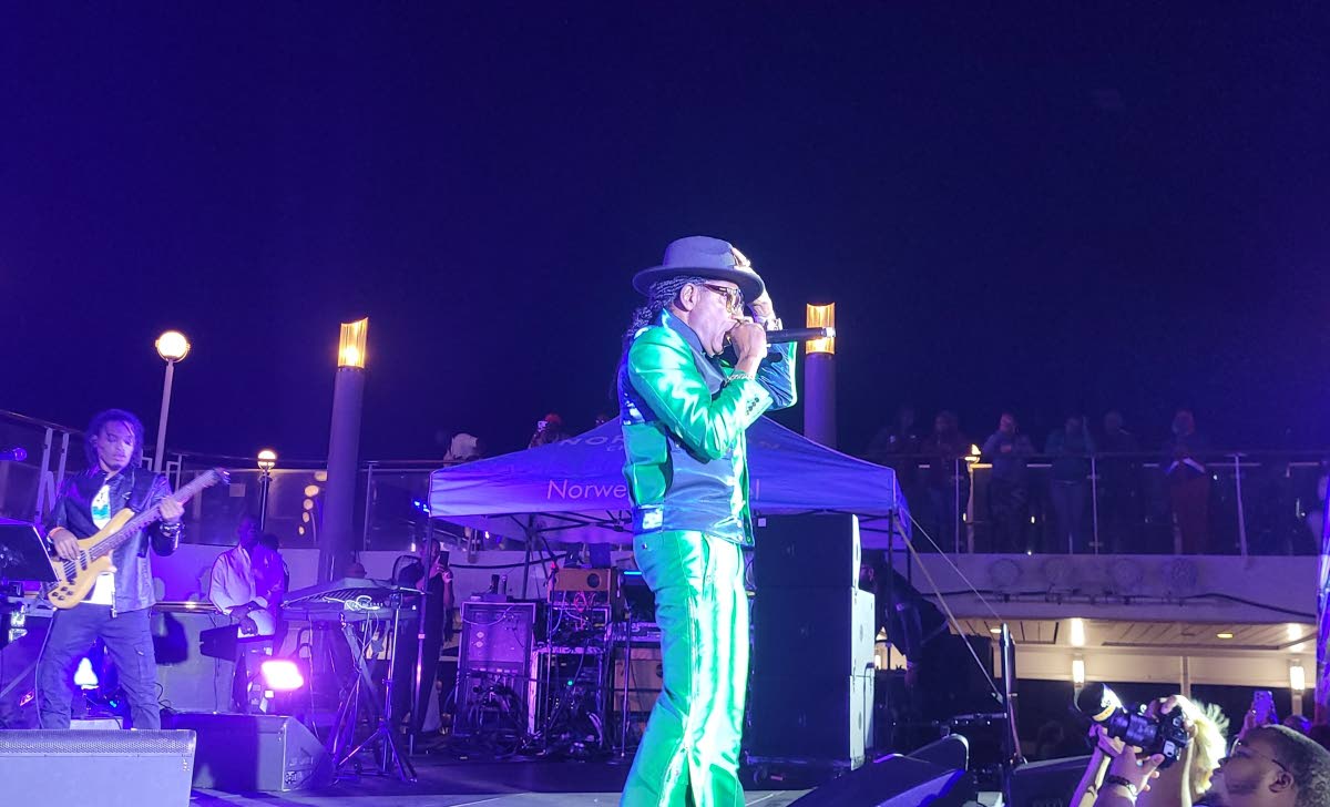 Pinchers take fans on a nostalgic journey with ’80s and ’90s hits including ‘I’m a Don’.