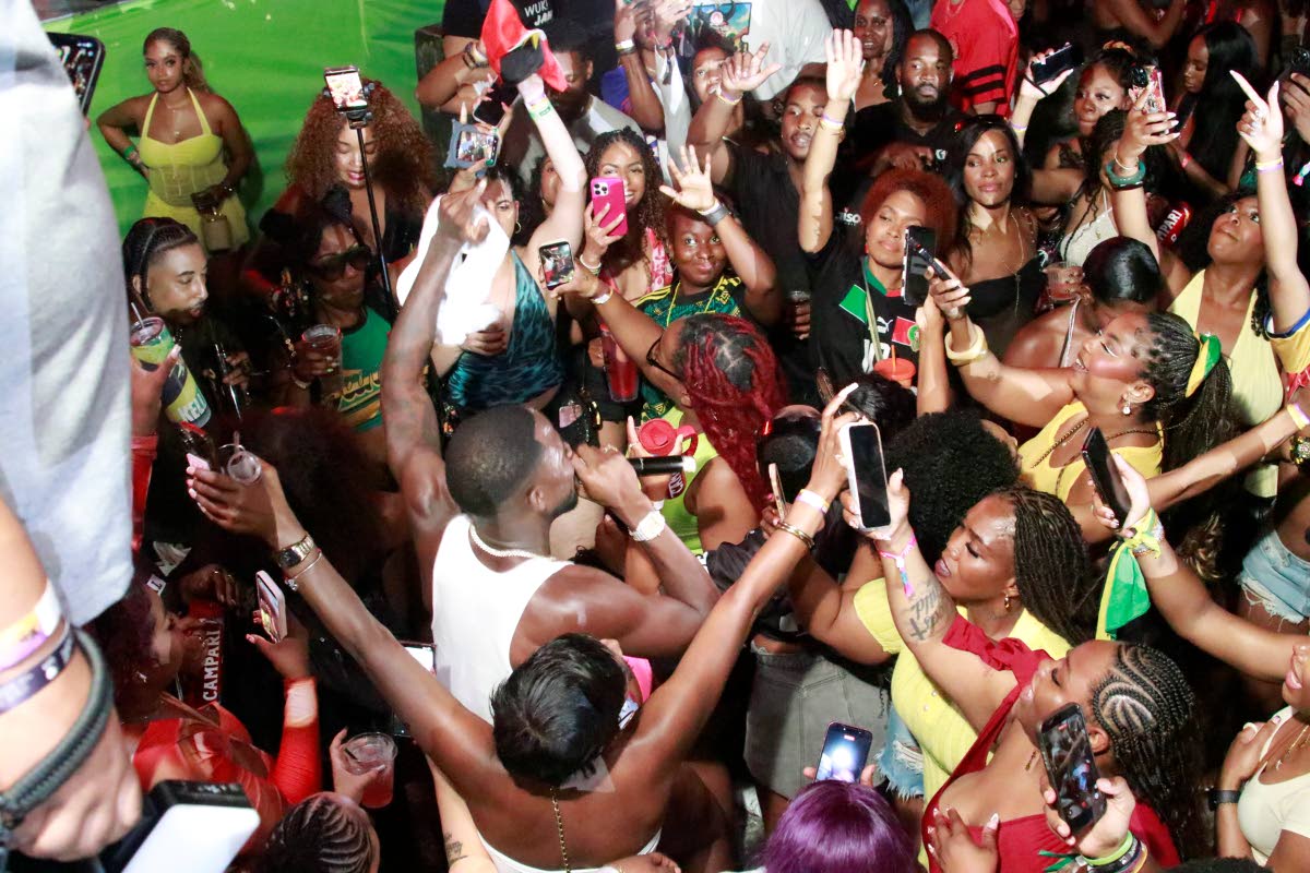 V’ghn makes his way through the crowd, much to the delight of fans.