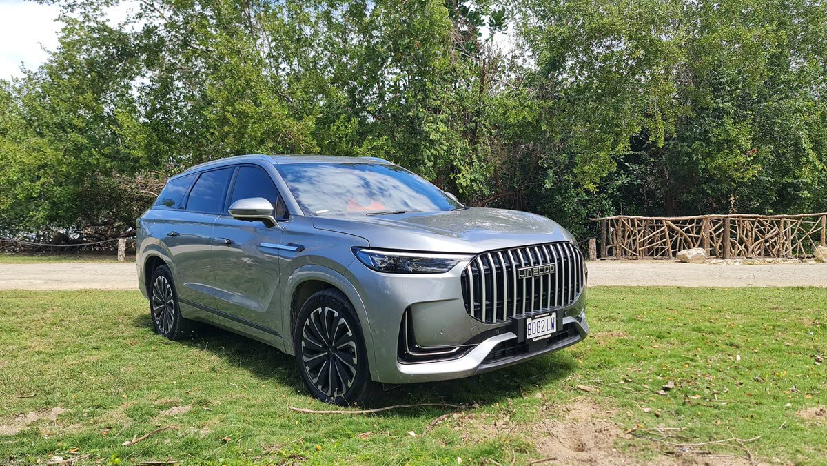 Clean, uninterrupted lines span the length of the chassis, highlighting a sophisticated profile that masks the SUV’s substantial 4,166 lb kerb weight.