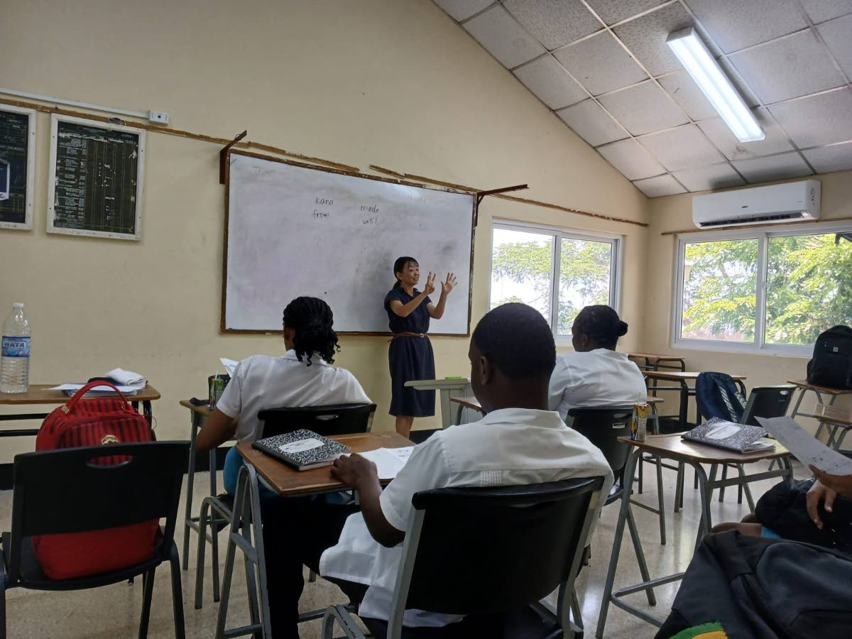 
JICA volunteer Moegi Ishida teaching hospitality students.