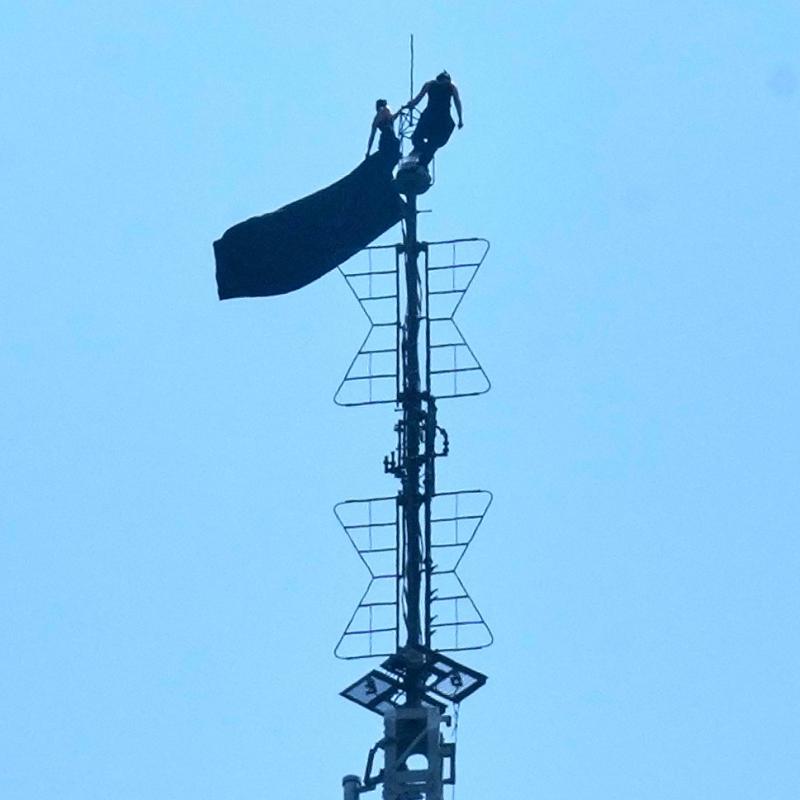 Power Apps Sign In Two persons climb to top of Empire State Building antenna to hang ...